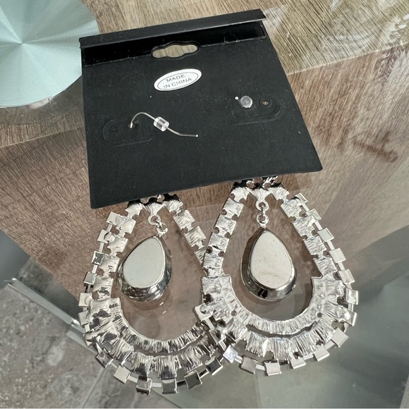 Steve Madden Earrings Hook Teardrop Embellished with Faux Pearl & Diamonds NEW - Picture 4 of 5